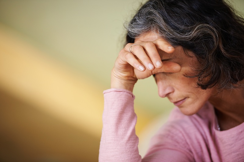 A woman is suffering from brain fog, making it difficult to remember things.